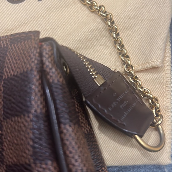 Louis Vuitton Eva Clutch Bag in Damier Ebene print - Picture 4 of 10